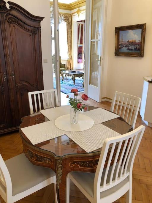 Baroque Danube Panorama Red Apartment Budapest Luaran gambar