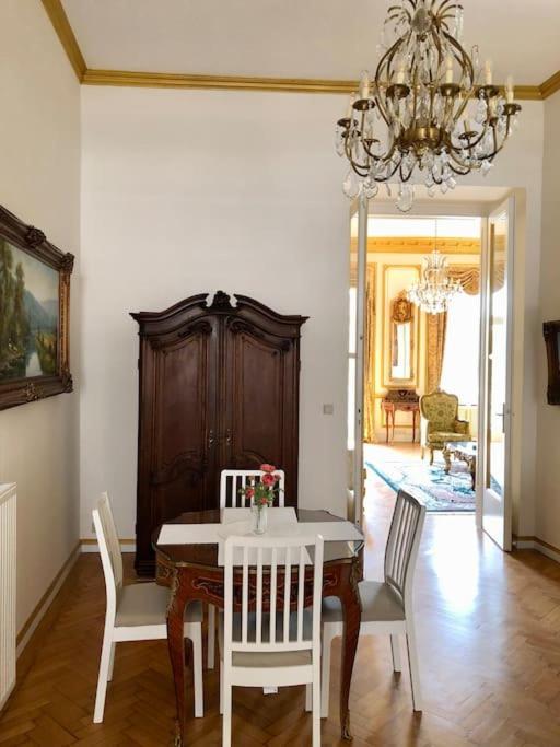 Baroque Danube Panorama Red Apartment Budapest Luaran gambar