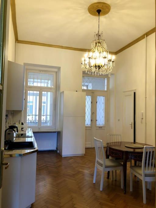 Baroque Danube Panorama Red Apartment Budapest Luaran gambar