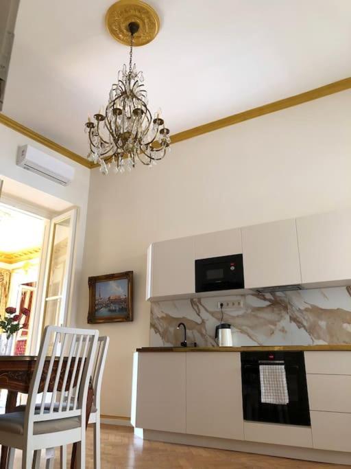 Baroque Danube Panorama Red Apartment Budapest Luaran gambar