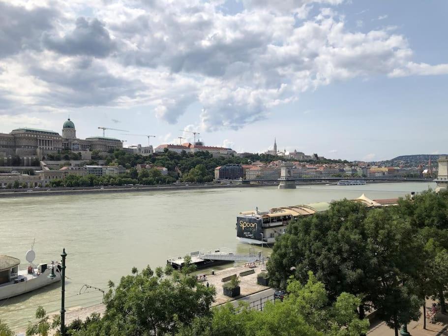 Baroque Danube Panorama Red Apartment Budapest Luaran gambar