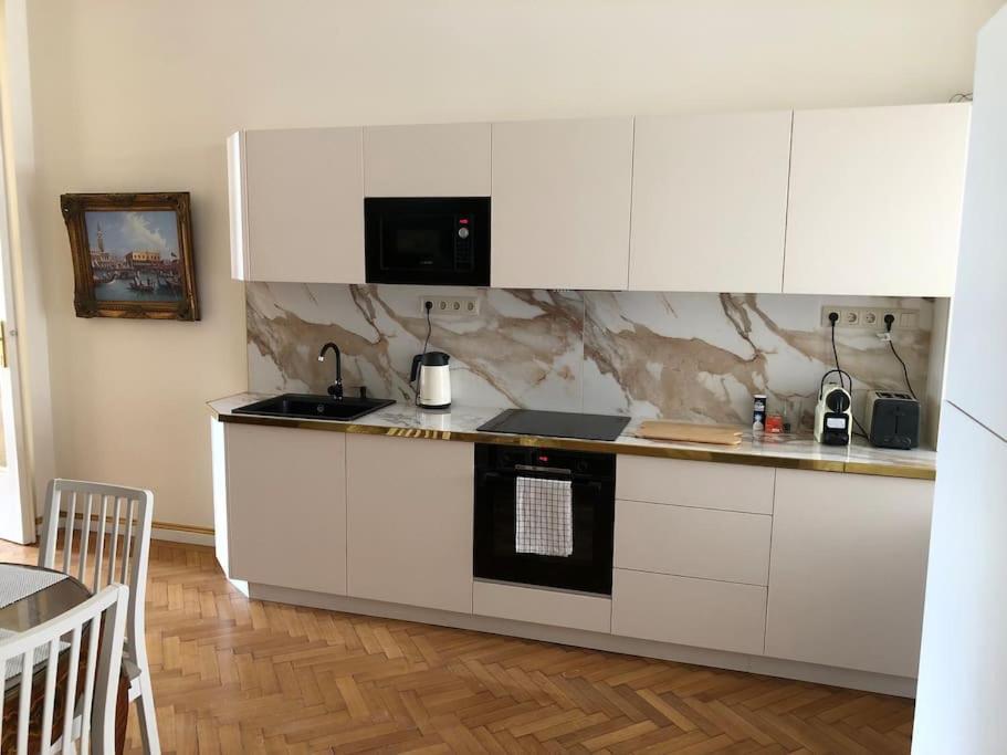 Baroque Danube Panorama Red Apartment Budapest Luaran gambar
