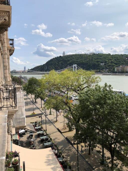 Baroque Danube Panorama Red Apartment Budapest Luaran gambar