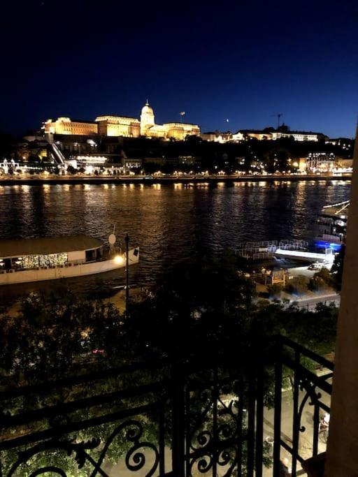 Baroque Danube Panorama Red Apartment Budapest Luaran gambar