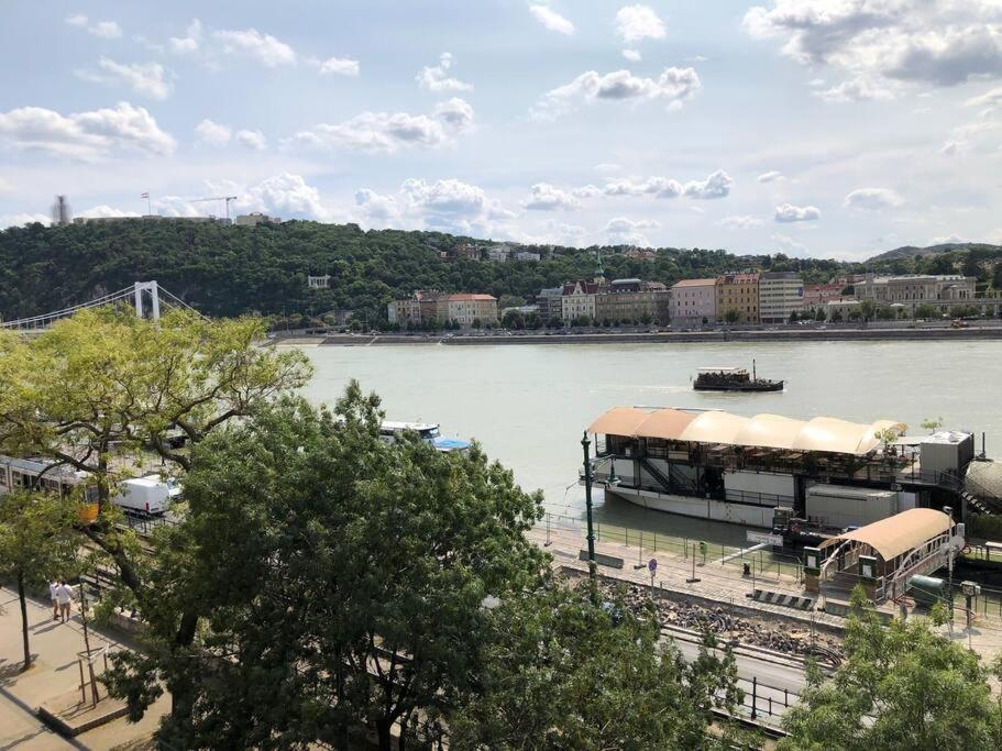Baroque Danube Panorama Red Apartment Budapest Luaran gambar