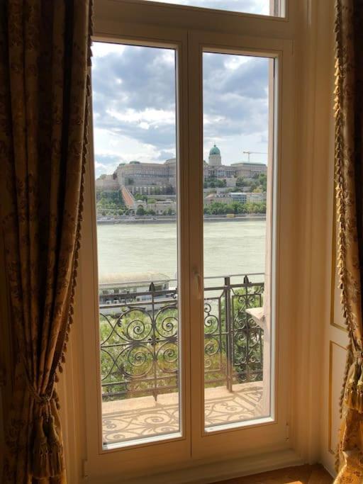 Baroque Danube Panorama Red Apartment Budapest Luaran gambar